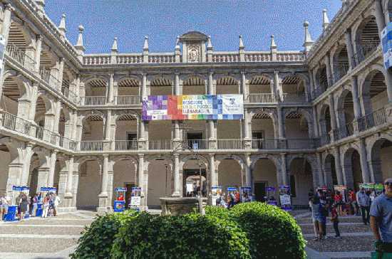 30 - Comunidad de Madrid - Alcala de Henares - Colegio Mayor de San Ildefonso - Universidad de Alcala - patio de Santo Tomas de Villanueva